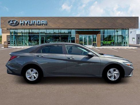 New 2026 Hyundai Elantra SE FWD image 9