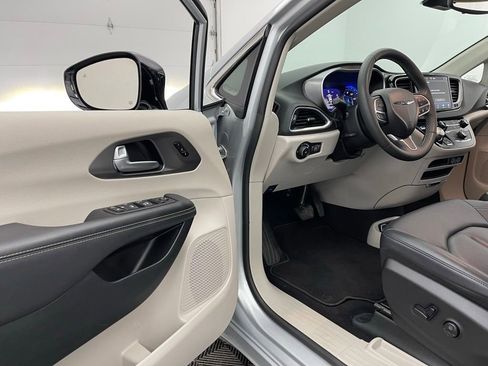 Used 2024 Chrysler Pacifica Touring-L FWD image 16