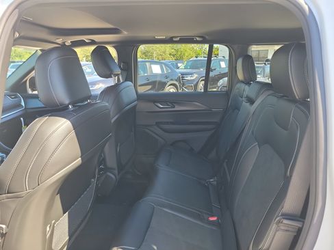 New 2025 Jeep Grand Cherokee Altitude image 6