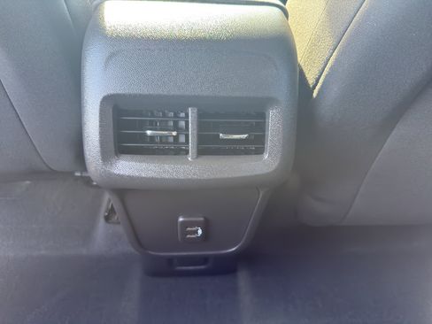 Used 2023 Chevrolet Equinox LT image 31