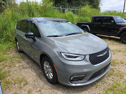 Used 2025 Chrysler Pacifica Select