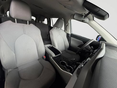 Used 2021 Toyota Highlander L AWD/4WD image 23