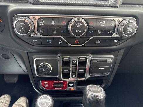 Used 2023 Jeep Wrangler Unlimited Rubicon 4xe w/ Cold Weather Group AWD/4WD image 19