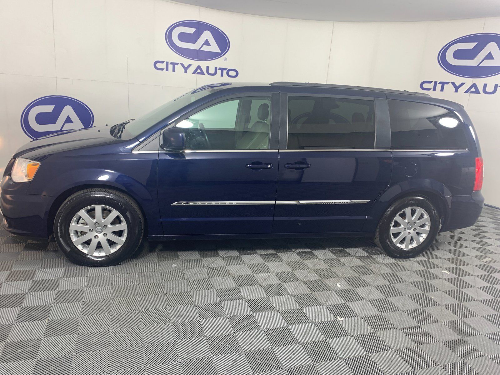 Used 2015 Chrysler Town & Country Touring w/ Trailer Tow Group FWD image 6
