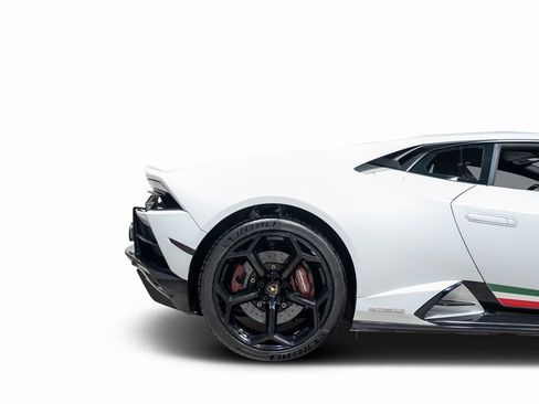 Used 2020 Lamborghini Huracan EVO image 25