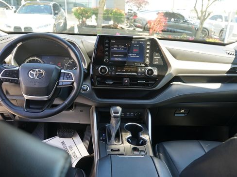 Used 2022 Toyota Highlander XLE AWD/4WD image 17