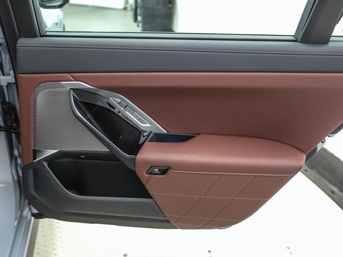 Used 2026 BMW 750e xDrive image 27