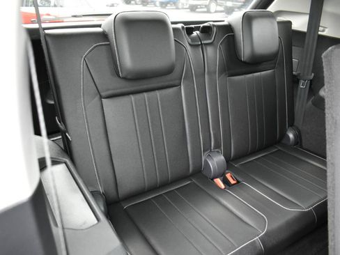Used 2023 Volkswagen Tiguan SE w/ Panoramic Sunroof Package FWD image 29