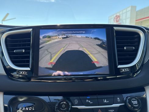 Used 2024 Chrysler Pacifica Touring-L FWD image 20
