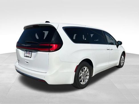 Used 2023 Chrysler Pacifica Touring-L FWD image 5