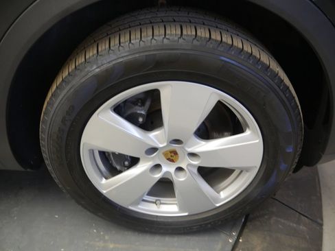 Used 2023 Porsche Cayenne AWD/4WD image 16