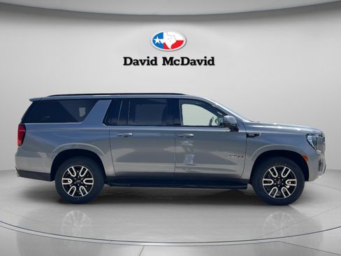 Used 2022 GMC Yukon XL AT4 w/ Technology Package AWD/4WD image 8