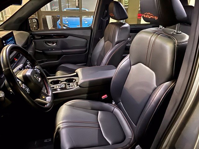 Used 2025 Honda Pilot TrailSport image 11
