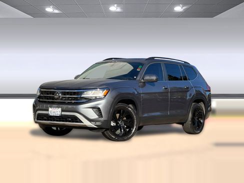 Used 2023 Volkswagen Atlas SE image 2