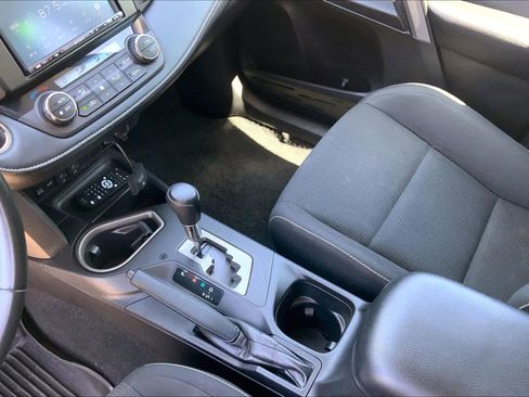 Used 2018 Toyota RAV4 XLE AWD/4WD image 17