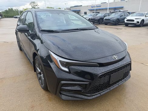 Used 2025 Toyota Corolla SE FWD image 2