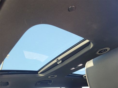 Certified 2023 Chevrolet Traverse Premier w/ Redline Edition image 7