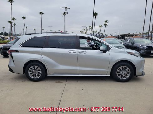 Used 2023 Toyota Sienna XLE FWD image 3