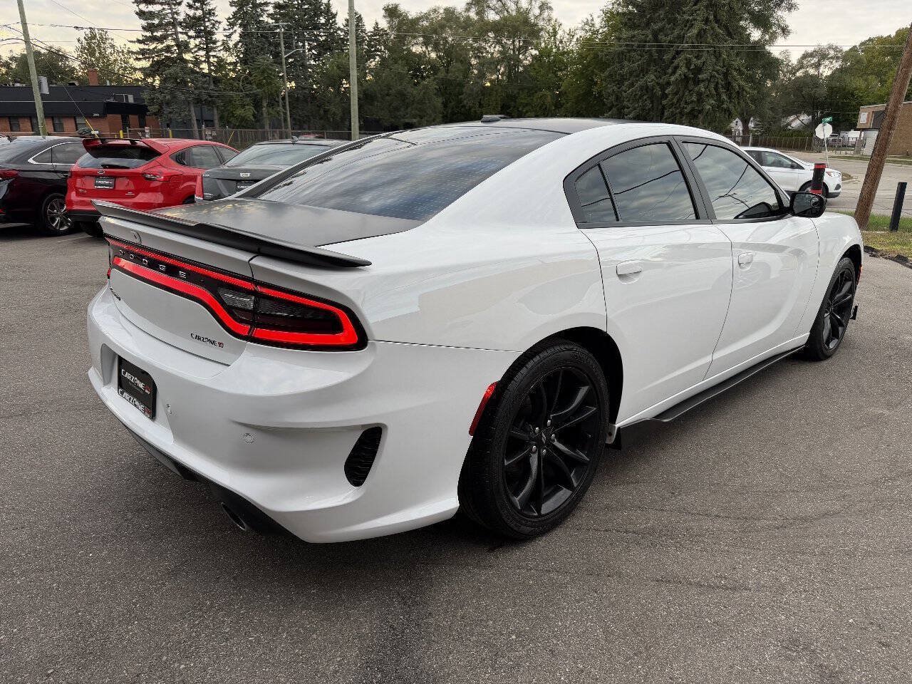 Used 2018 Dodge Charger SXT w/ Blacktop Package RWD image 4
