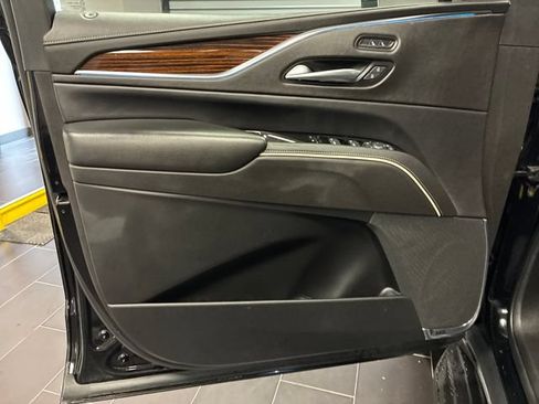 Used 2022 Cadillac Escalade ESV Luxury AWD/4WD image 10