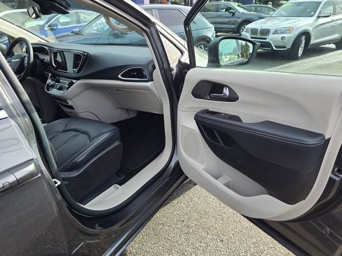 Used 2023 Chrysler Pacifica Touring-L image 10