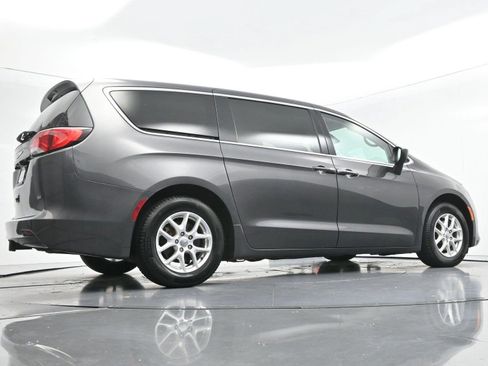 Used 2017 Chrysler Pacifica Touring FWD image 55