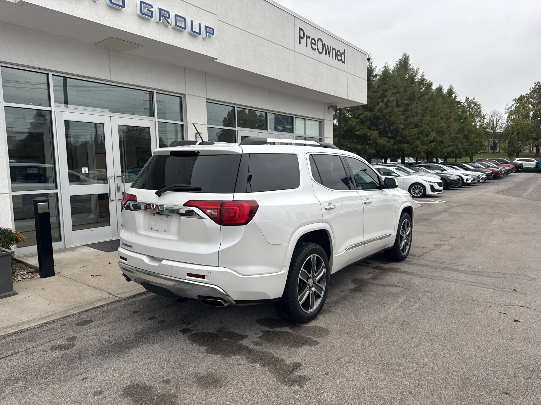 Used 2017 GMC Acadia Denali w/ Technology Package FWD image 3