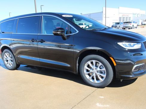 New 2026 Chrysler Pacifica Limited image 3