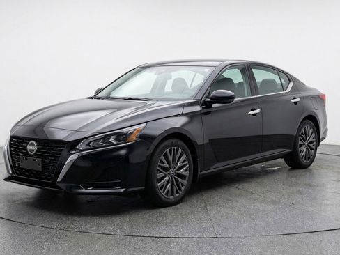 Used 2025 Nissan Altima 2.5 SV image 3