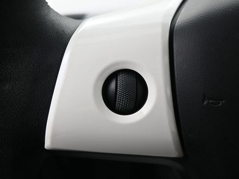 Used 2024 Tesla Model Y Long Range AWD/4WD image 19