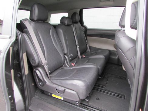 Used 2025 Kia Carnival image 8