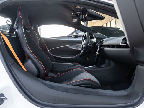 Used 2024 McLaren Artura image 40