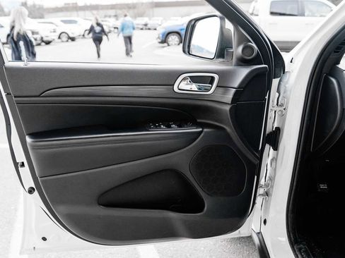 Used 2021 Jeep Grand Cherokee Laredo image 18