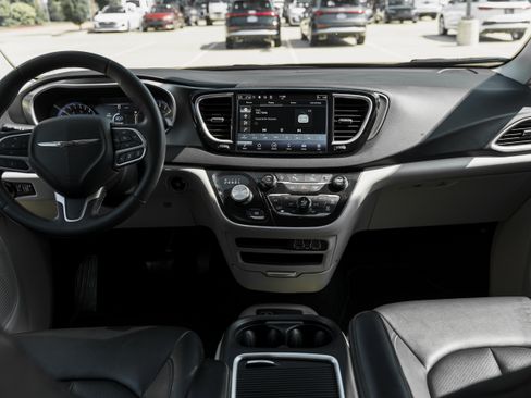 Used 2024 Chrysler Pacifica Touring-L FWD image 8
