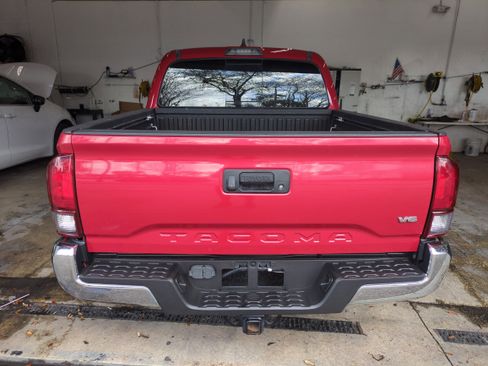 Used 2018 Toyota Tacoma TRD Off-Road image 6