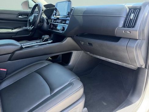 Used 2022 Nissan Pathfinder SL FWD image 15