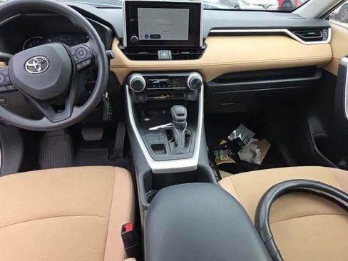 Used 2024 Toyota RAV4 LE AWD/4WD image 8