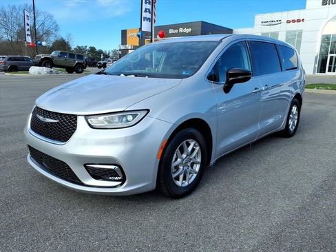 Used 2024 Chrysler Pacifica Touring-L image 8