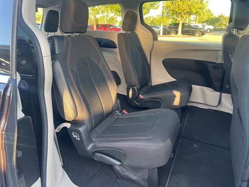 Certified 2017 Chrysler Pacifica Touring w/ Tire & Wheel Group FWD image 48