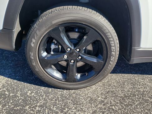 Used 2023 Jeep Grand Cherokee L Laredo image 9