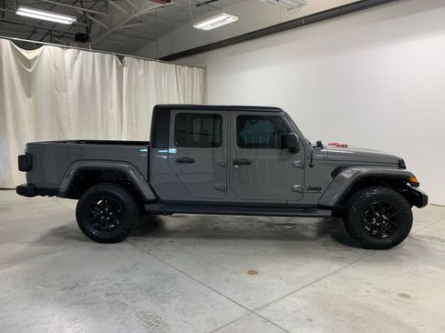 Used 2022 Jeep Gladiator Sport AWD/4WD image 25