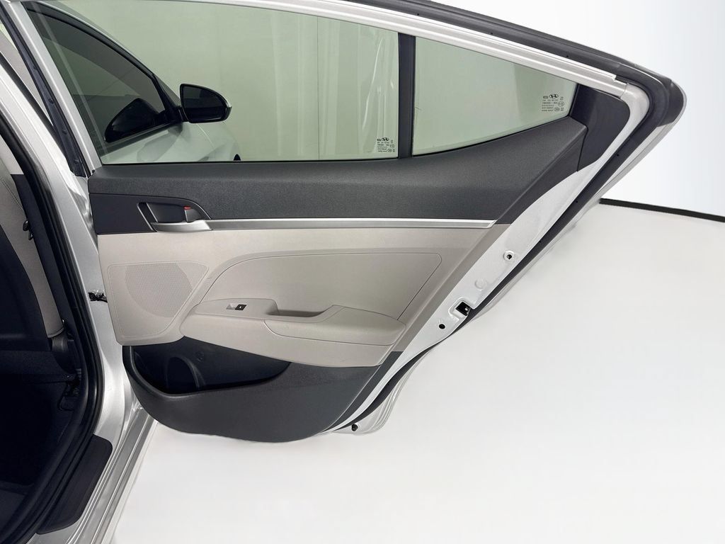 Used 2019 Hyundai Elantra SE FWD image 27