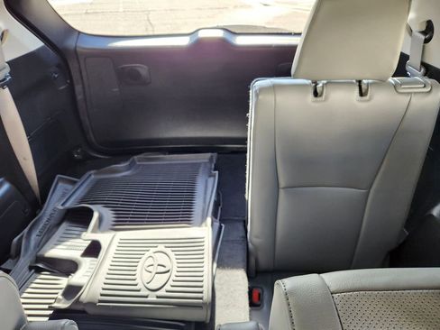 Used 2023 Toyota Highlander Limited image 14