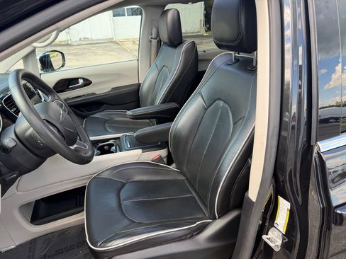 Used 2022 Chrysler Pacifica Limited AWD/4WD image 21