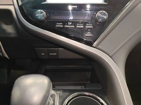Used 2020 Toyota Camry SE FWD image 25