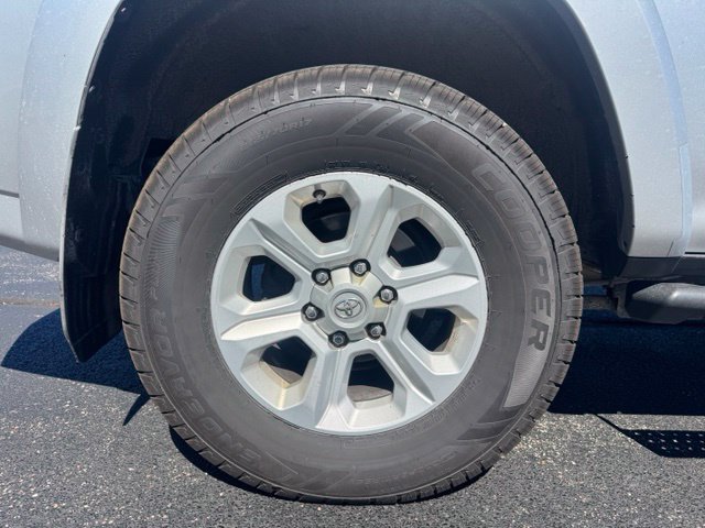Used 2016 Toyota 4Runner SR5 AWD/4WD image 10