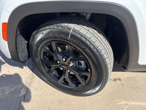 New 2026 Jeep Grand Cherokee Altitude image 9