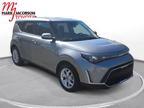 Used 2024 Kia Soul LX w/ Option Group 015 FWD image 3