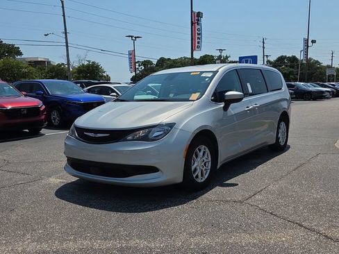 Used 2023 Chrysler Voyager LX FWD image 8