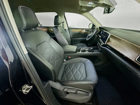 Used 2025 Volkswagen Atlas SE image 31